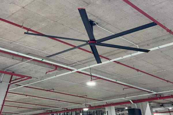 5 benefícios incríveis da instalação de ventiladores HVLS num armazém