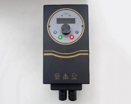 Inversor de frequência IP54 com funções de iniciar/parar, botão de velocidade e indicador.
