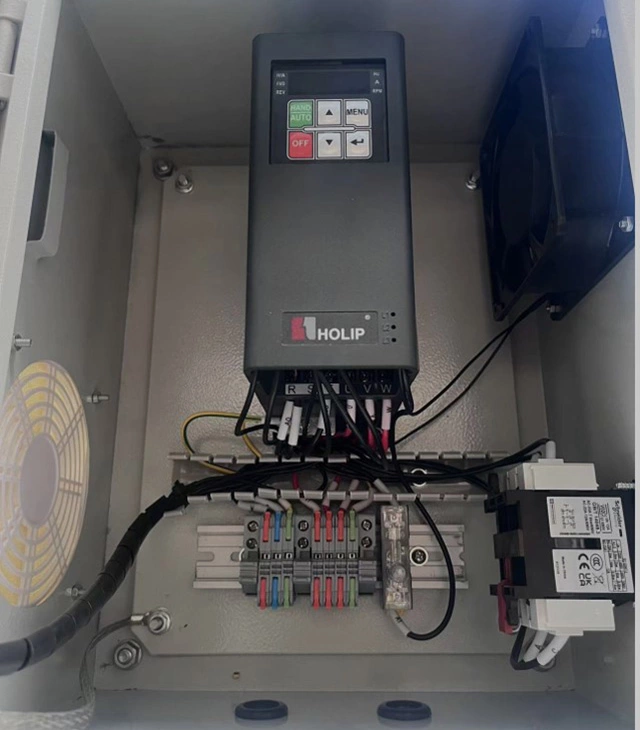 Caixa de controle de ventilador industrial com inversor Danfoss e componentes Schneider.